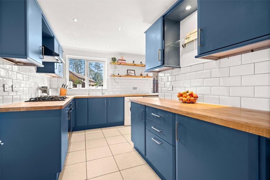 The Brackens, Crowthorne, Berkshire, RG45 photo 3
