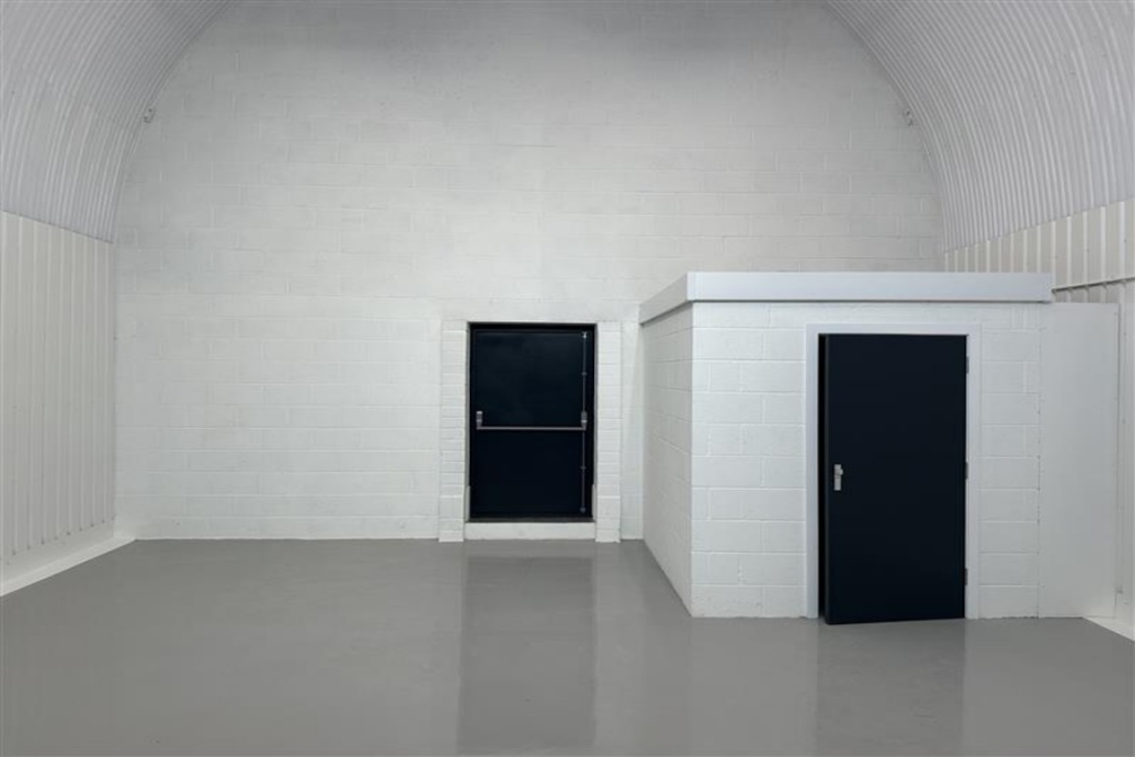 An empty arch with white lining