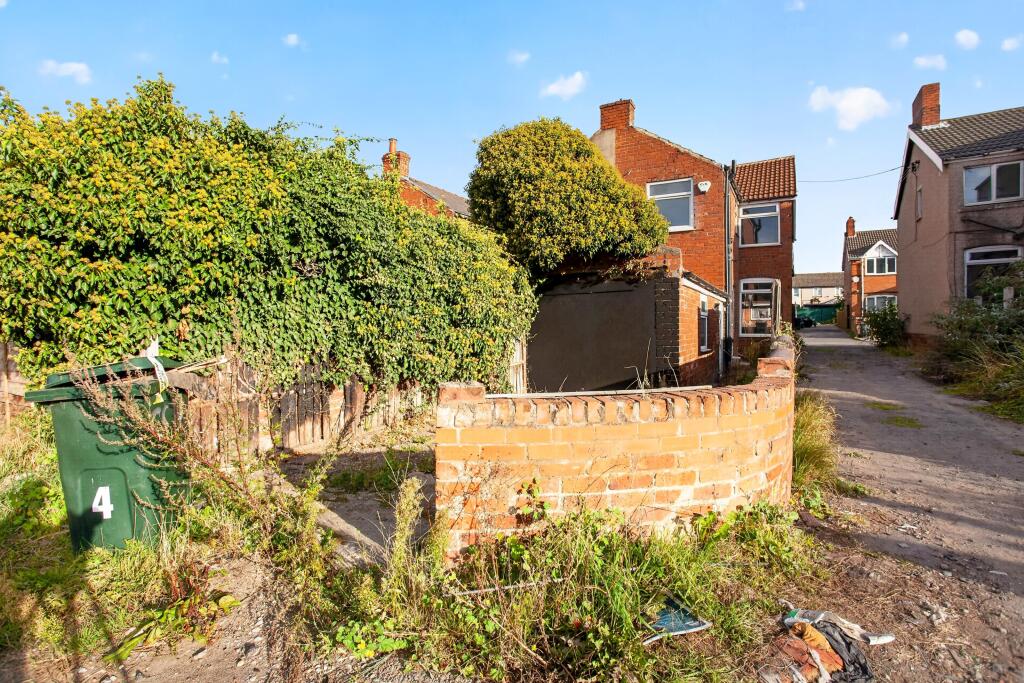 House in Rotherham, Throapham, Dinnington St. John's - More