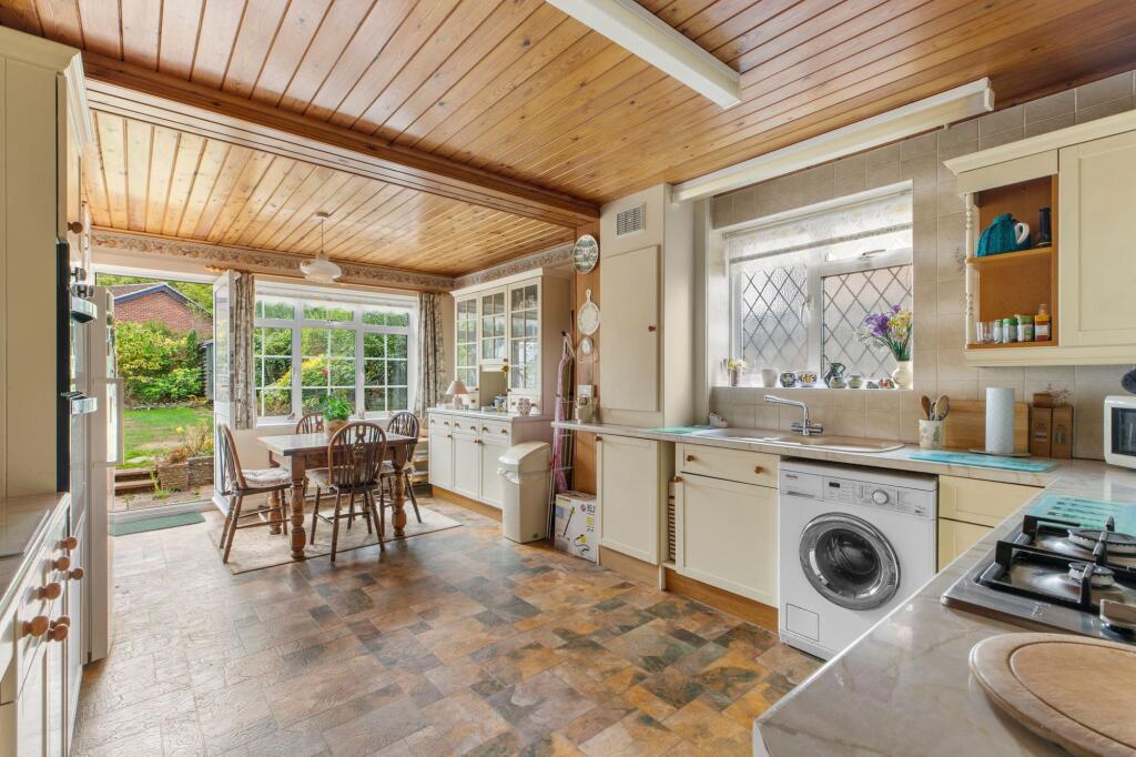 House in Loudwater, Chepping Wycombe - View 4