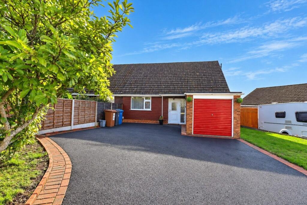 3-bed semi-detached on Thornfield Crescent, Burntwood, WS7 2JB - For Sale By Auction, £225,000