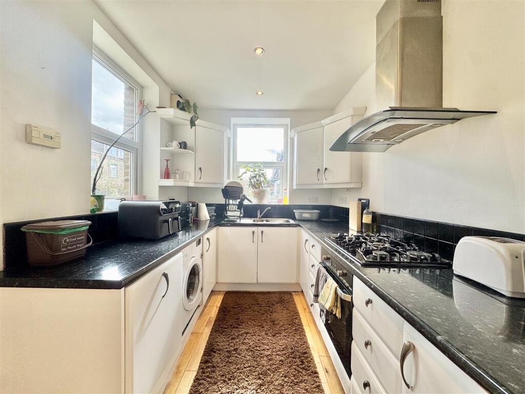 19, Savile Park St, Halifax - More