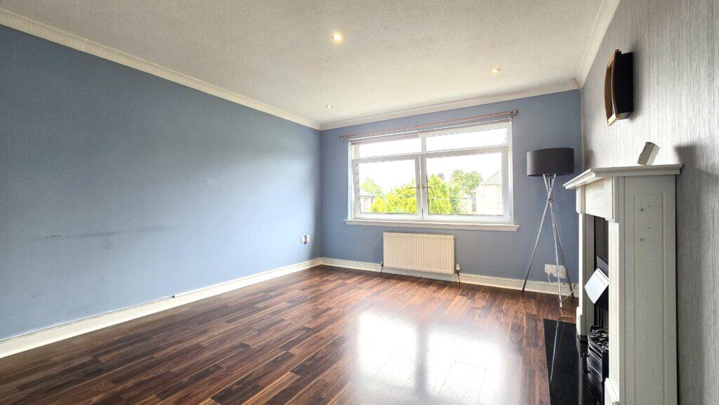 Apartment in Glasgow, East Dunbartonshire - View 2