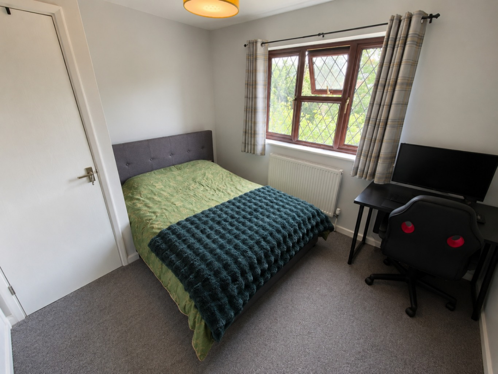 House in Luton, Round Green - View 5