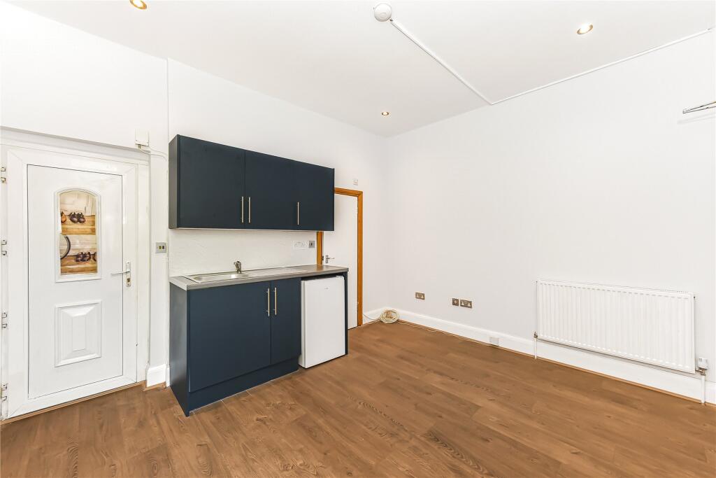 Main image of property: Etchingham Park Road, London, N3