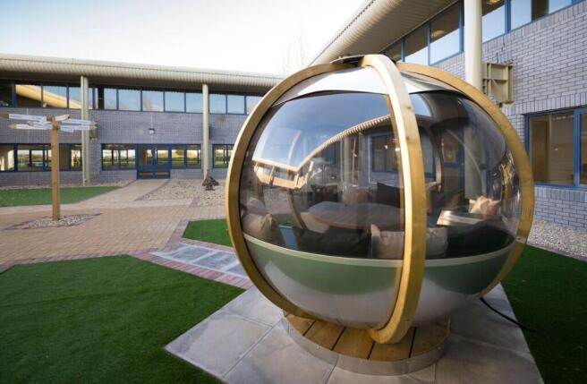 External meeting pod