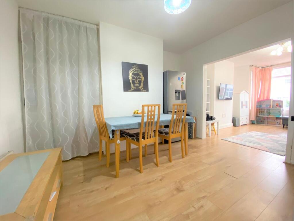 Moorfield Road, Cowley, UB8 – další