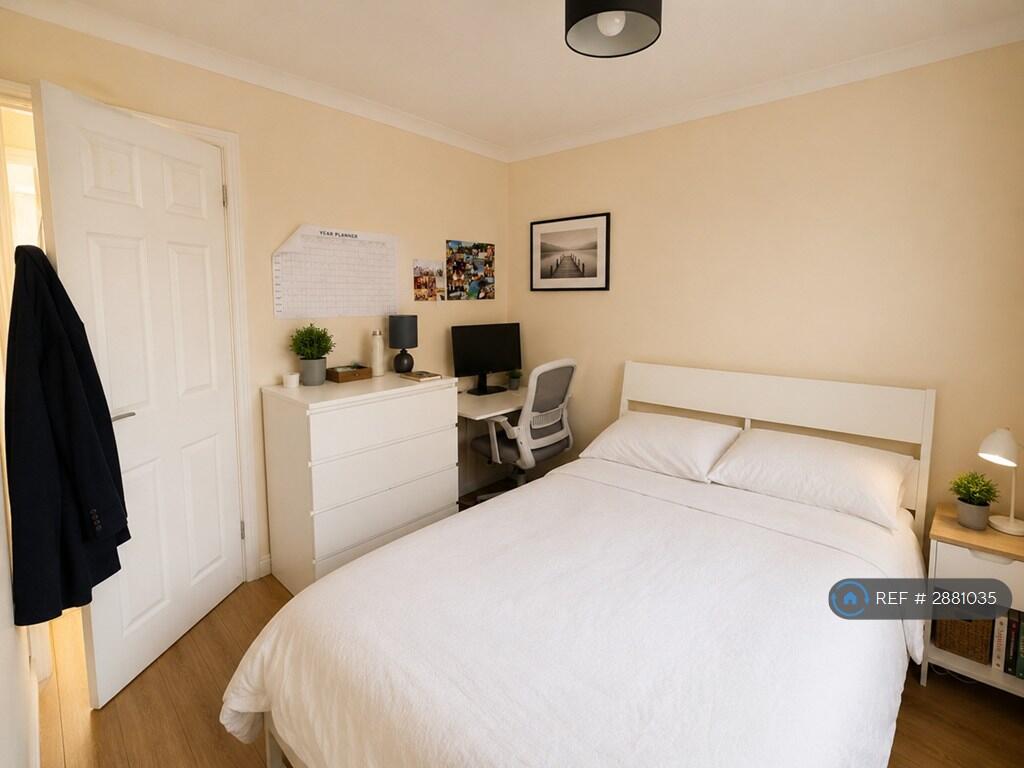5 bedroom semi-detached house for rent