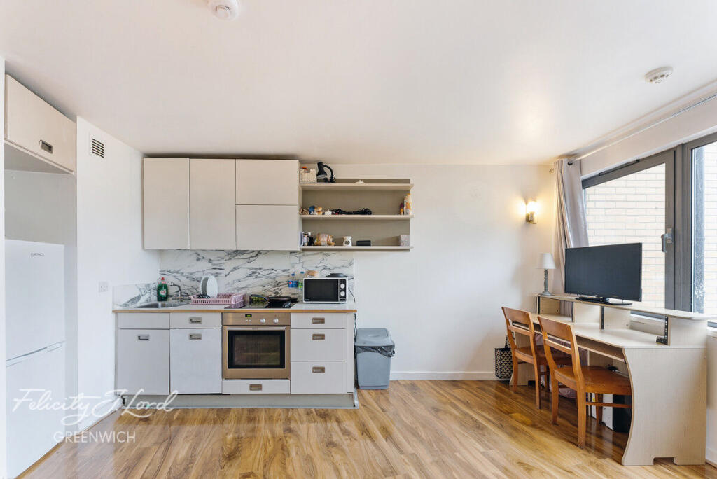 1-bed flat on Deals Gateway, London, £225,000