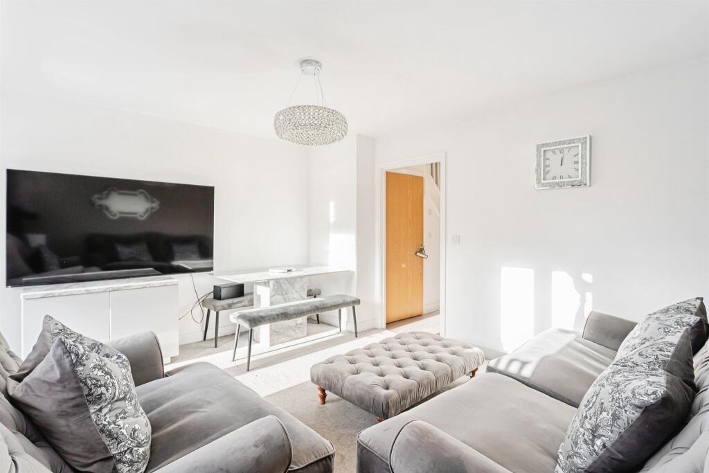 Blanford Avenue, Haywards Heath photo 4