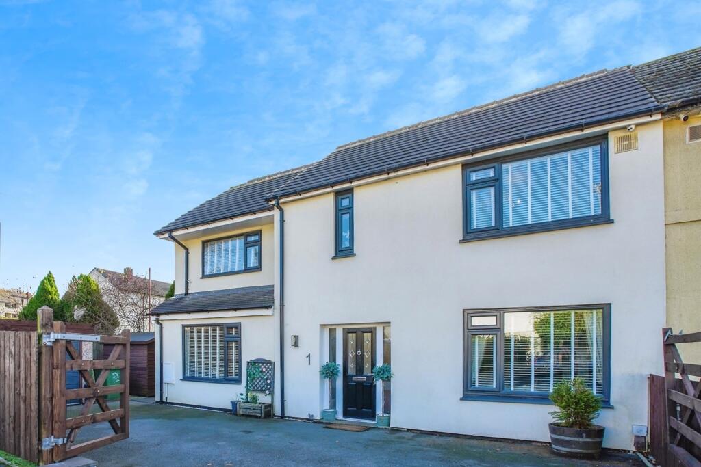 Main image of property: Deanswood Rise, Leeds