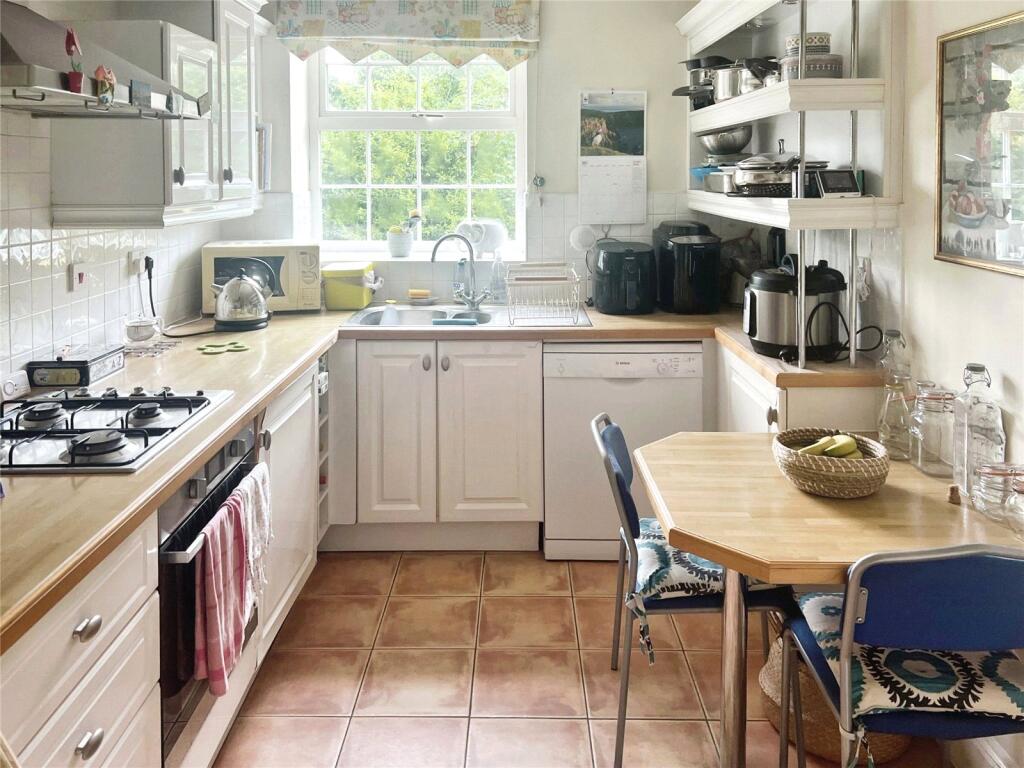 Chadwick Place, Long Ditton, Surbiton, Surrey, KT6 photo 4