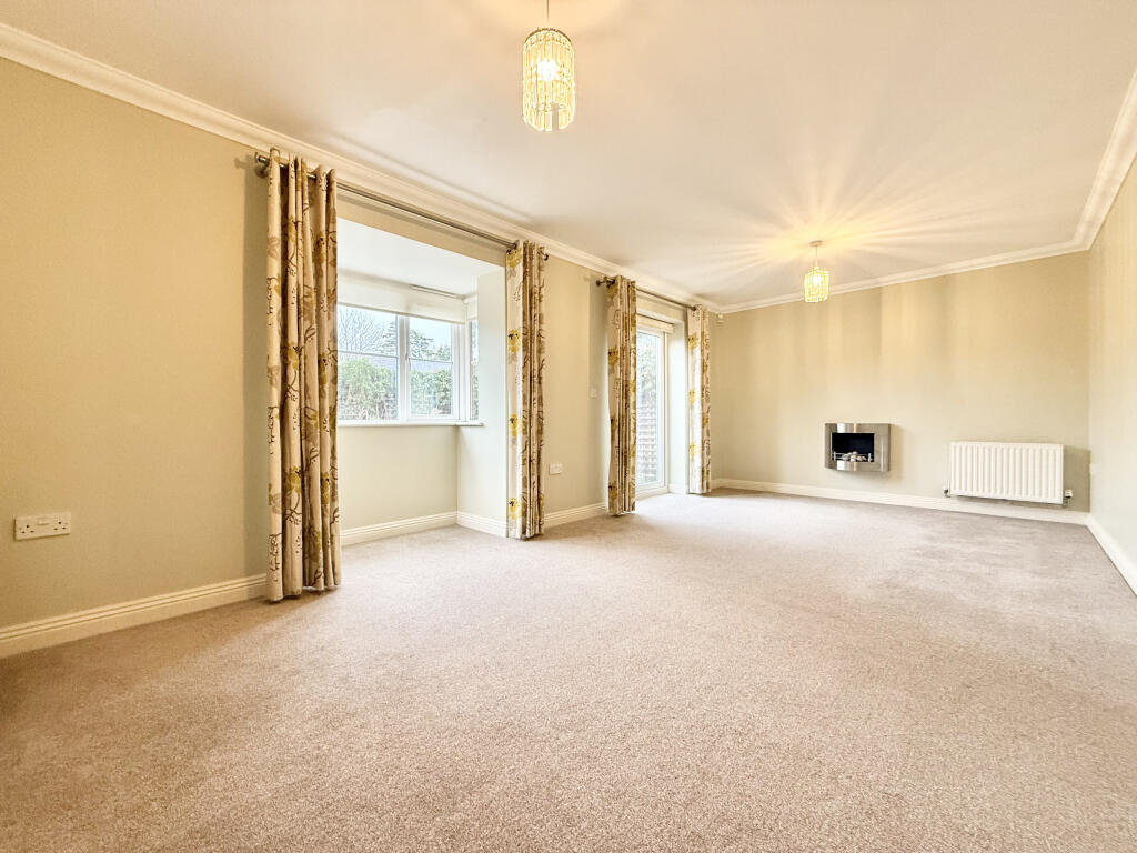 Glenwood Road, West Moors, Ferndown, Dorset, BH22 photo 3