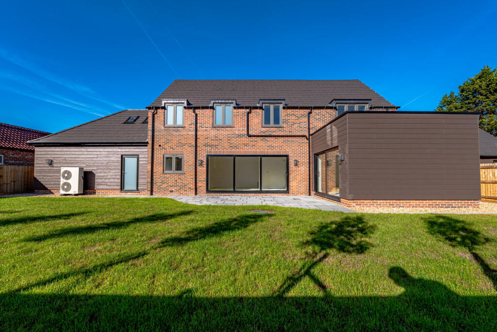 House in Lincoln - View 2