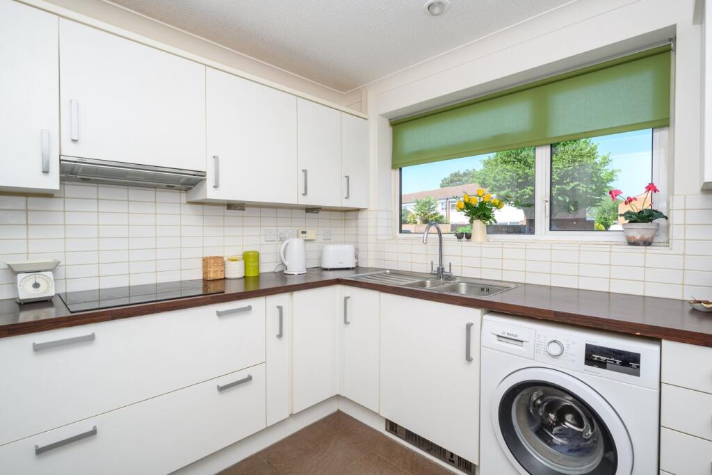 Conyers Close, Hersham Village, KT12 – další