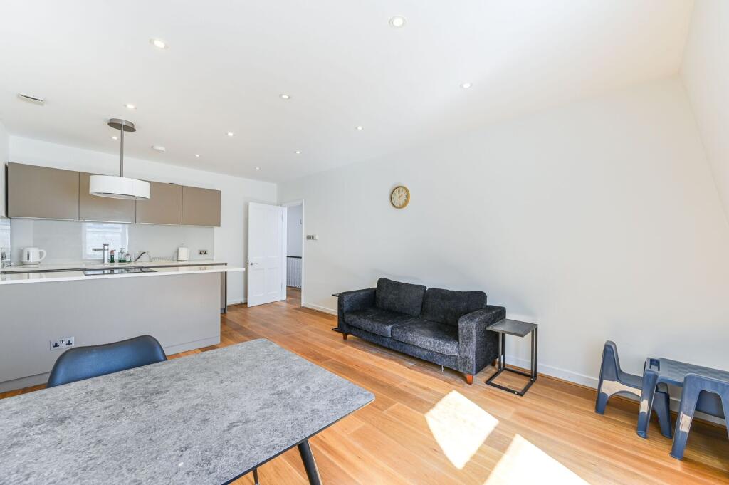 2-bed flat on Queens Gate Terrace, South Kensington, London, SW7, £900,000