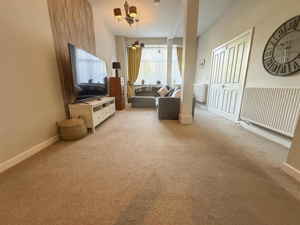 Apartment in Sheffield, Mortomley, Ecclesfield - View 2