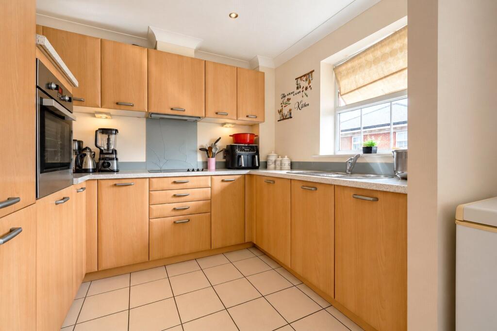 Jago Court, Newbury, Berkshire, RG14 photo 4