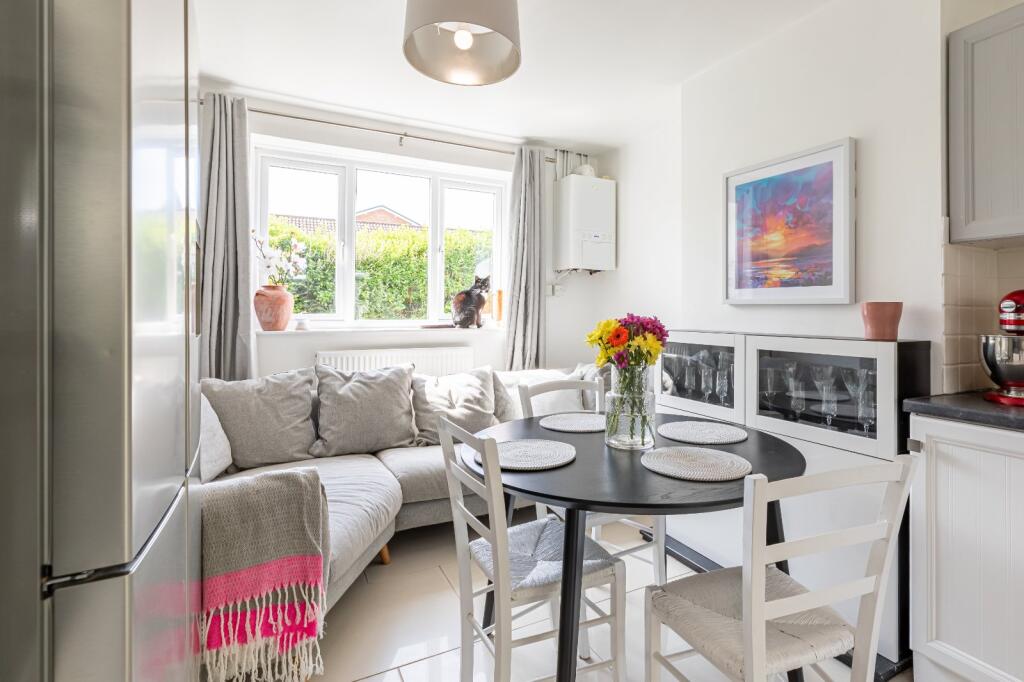 Laburnum Grove, Newbury, Berkshire, RG14 photo 4