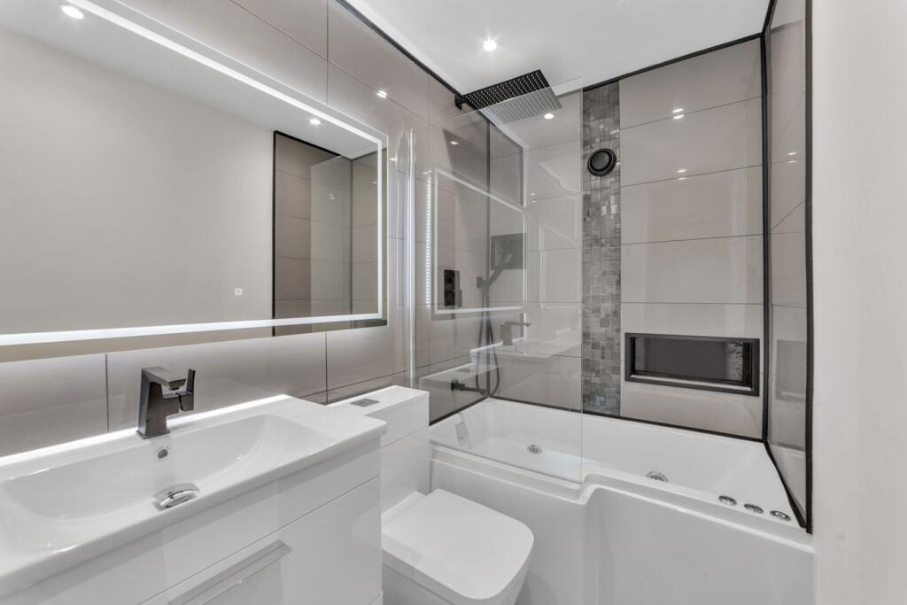 Apartment in Spelthorne, Surrey - View 2