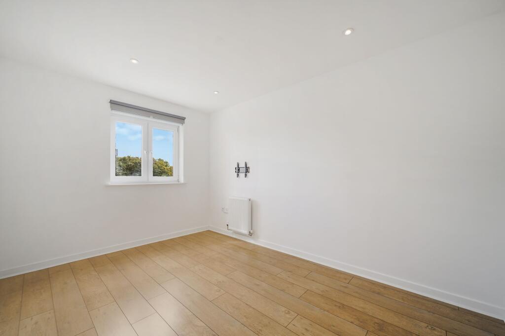 Apartment in Croydon - More