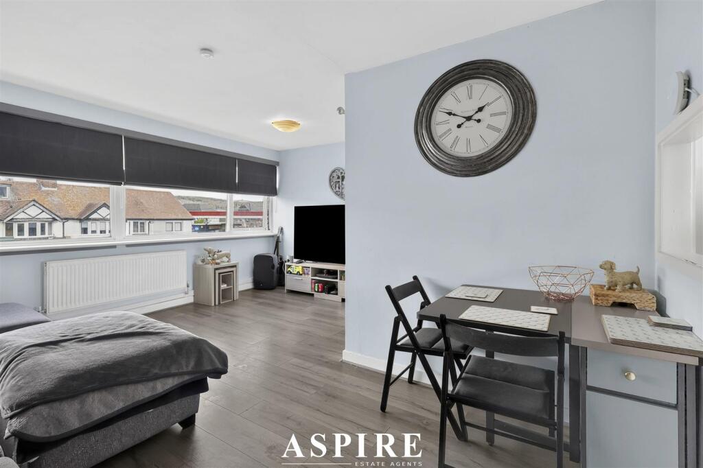 Apartment in Castle Point, Benfleet - More