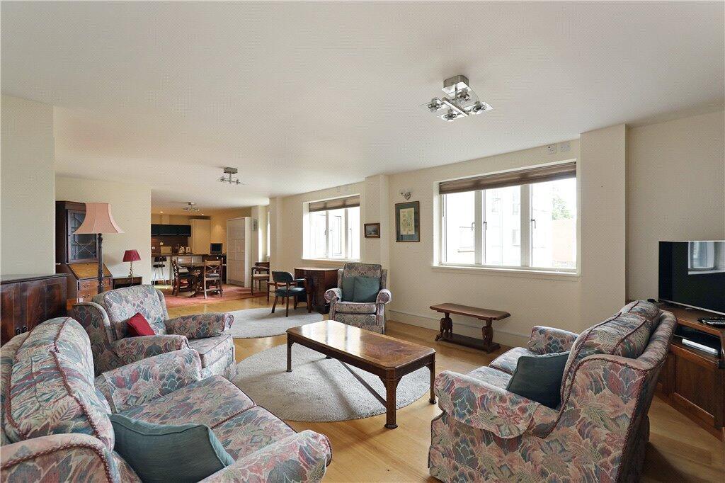 Apartment in London, Cottenham Park, Raynes Park - View 3