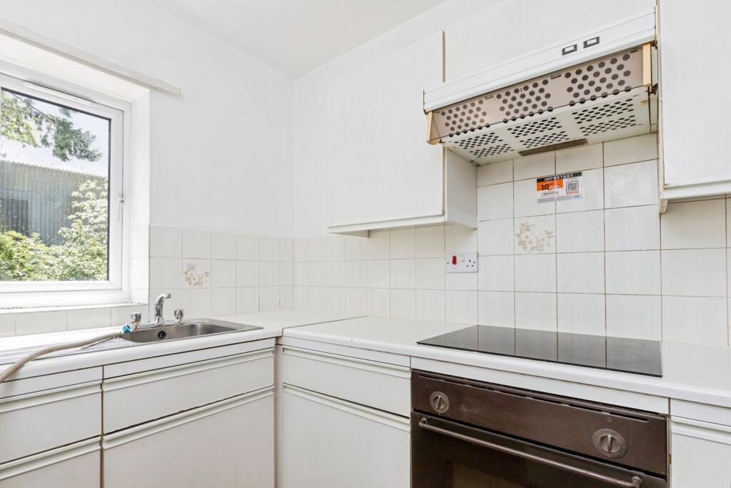 Apartment in Crawley, West Sussex - View 4