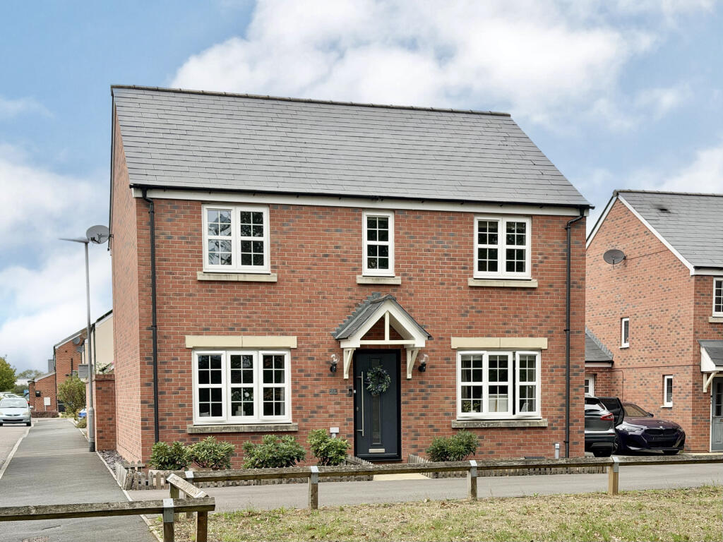 4-bed detached on Glebelands, Bathpool, £425,000
