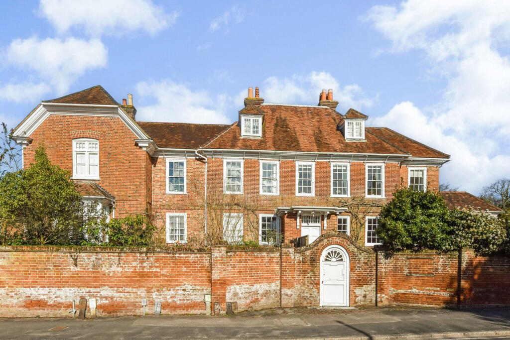 Main image of property: High Street, Lyndhurst, SO43