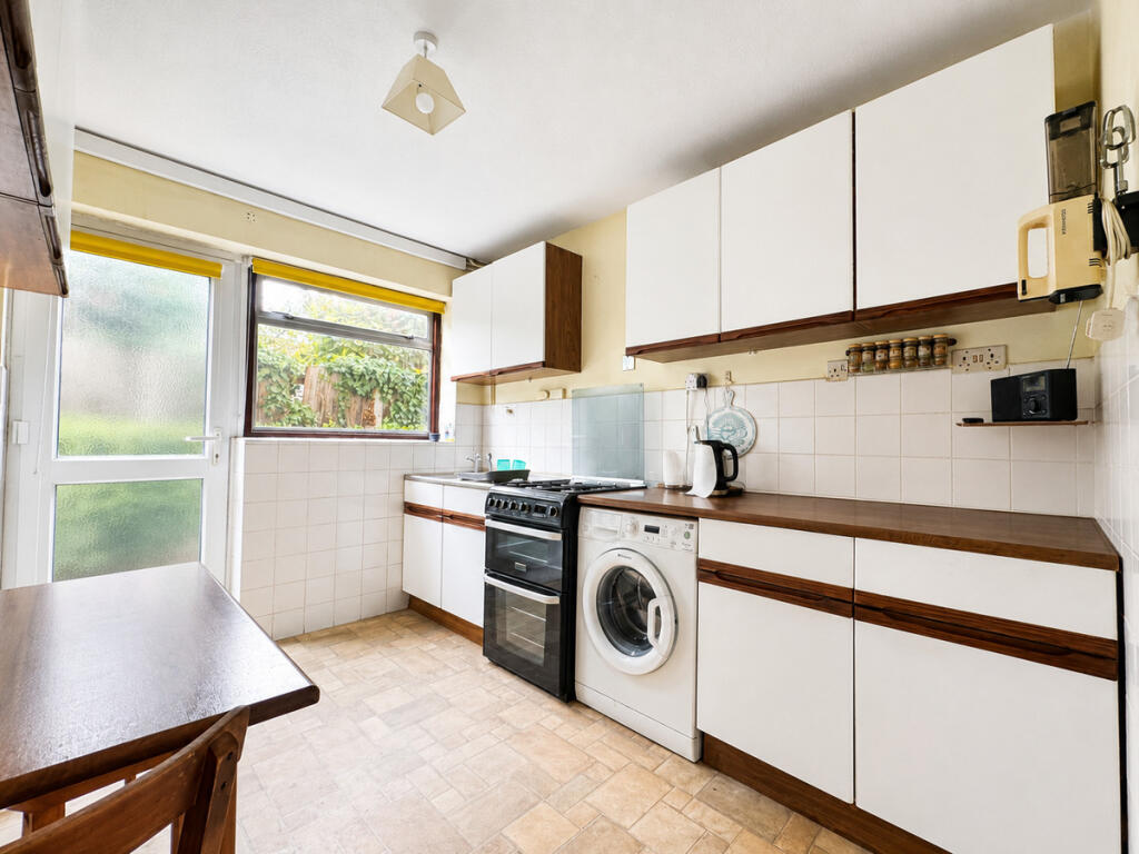 House in Rochford, Hullbridge - More
