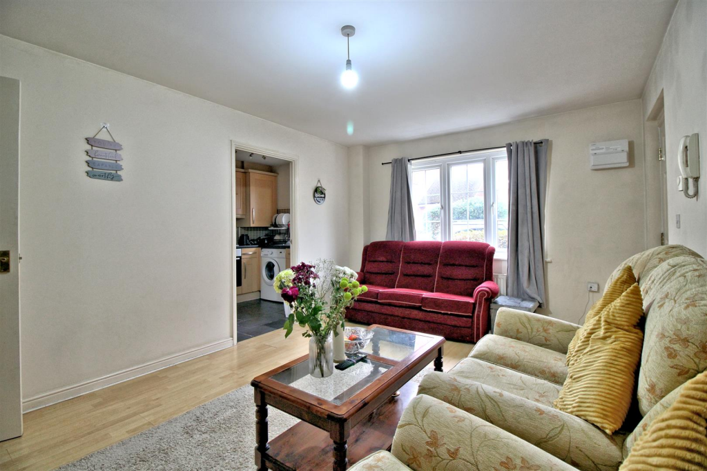 Tyrrell Crescent, South Wootton photo 4