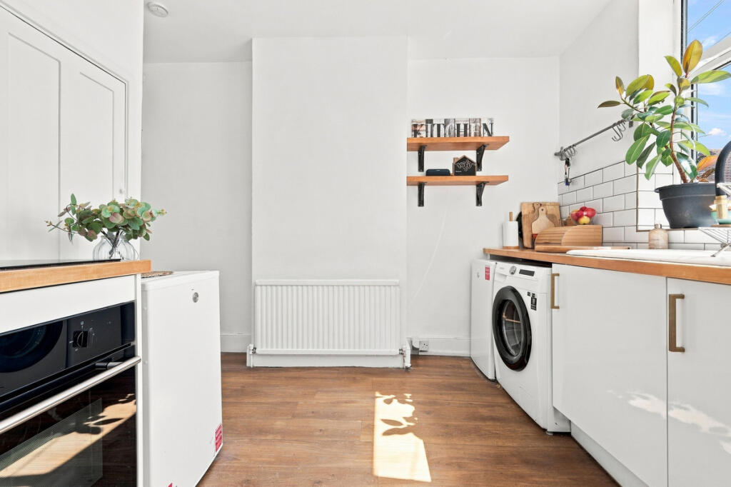 Apartment in Southend-on-Sea - More