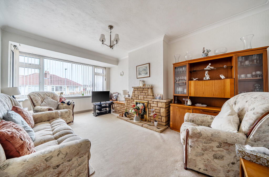 House in Swindon, Lakeside, Lawn - View 2