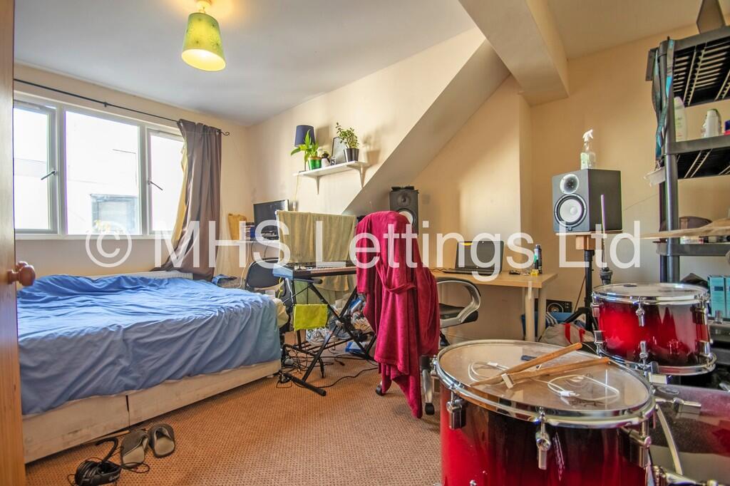 6 bedroom semi-detached house for rent