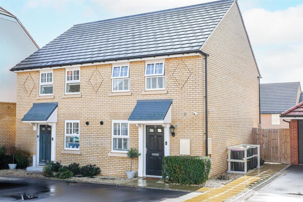 3-bed semi-detached on Bartons Avenue, Hullbridge, Hockley, £375,000