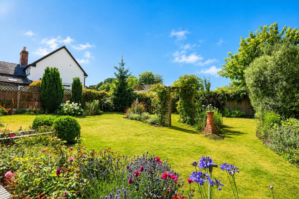 House in Stafford, Eccleshall - More