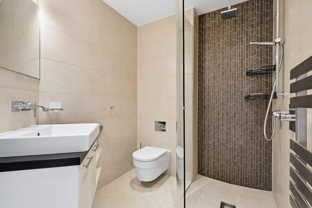 Apartment in Slough - More