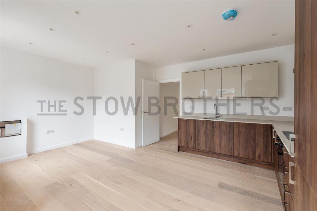 Apartment in Ilford - More