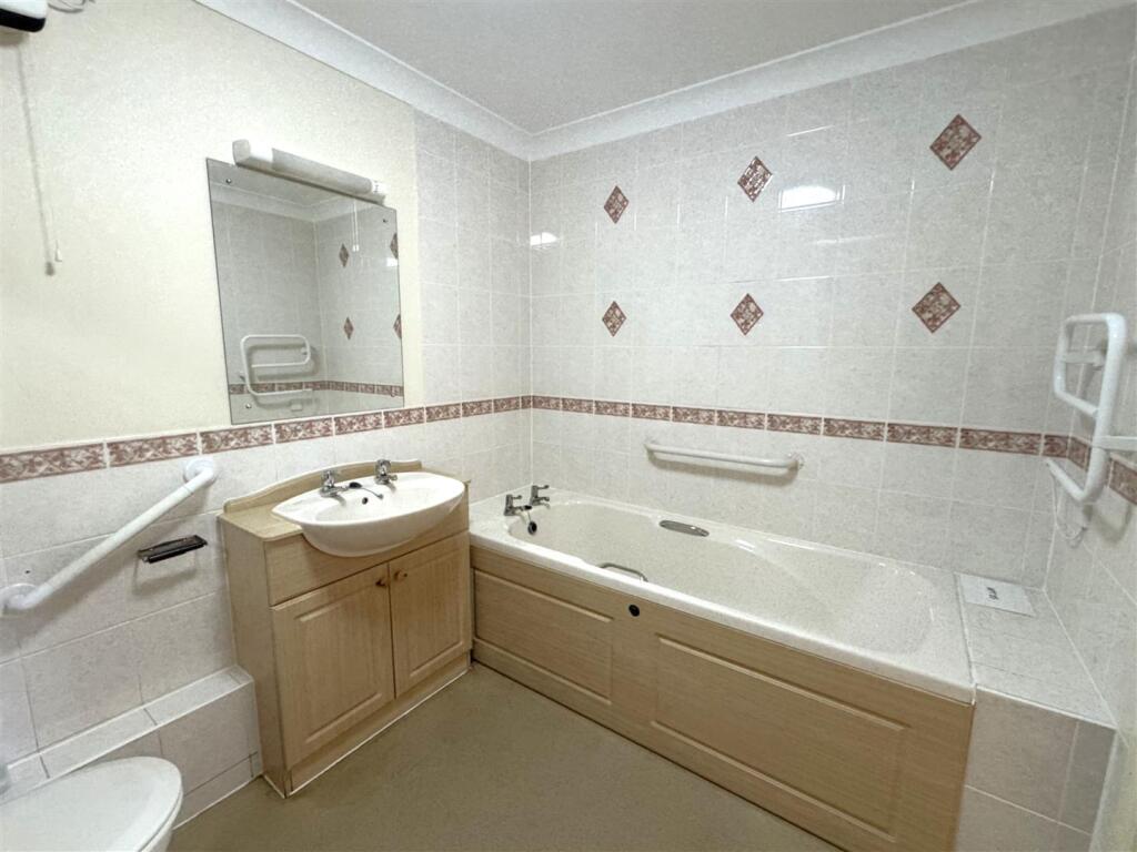 Apartment in Rushmoor, East End, North Town - View 3