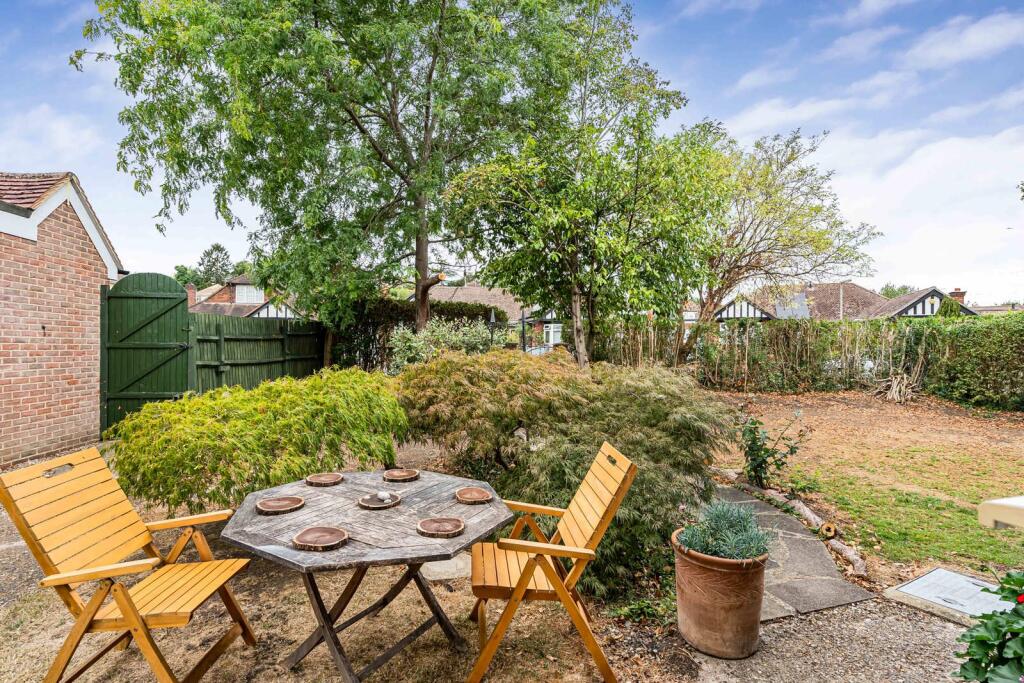 House in Runnymede, Ripley Springs, Egham - More
