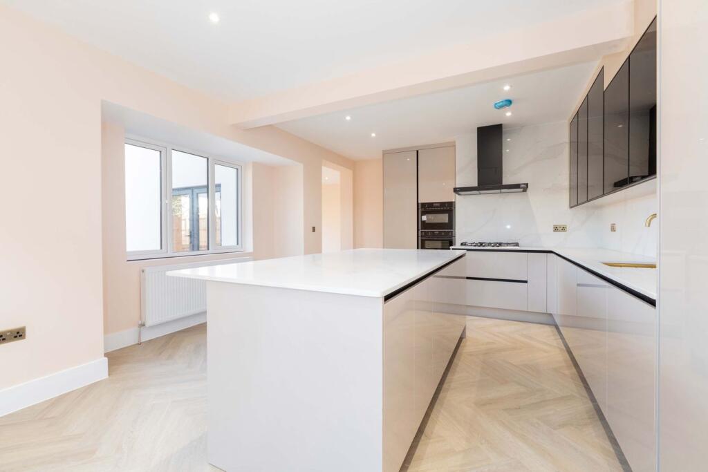 House in Slough - View 3
