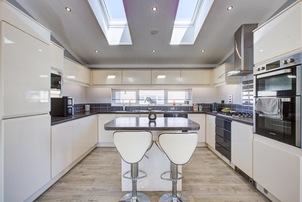 4 Brook Road, Thorney Bay, Canvey Island, SS8 photo 4