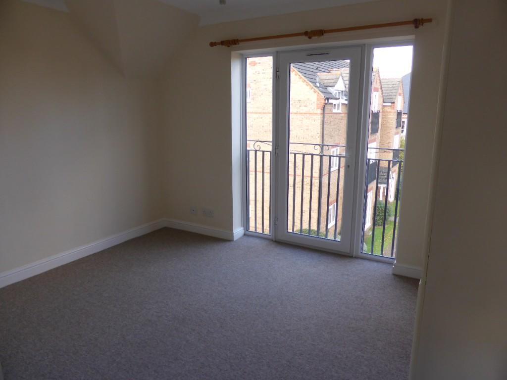 Apartment in Peterborough, West Town - View 5