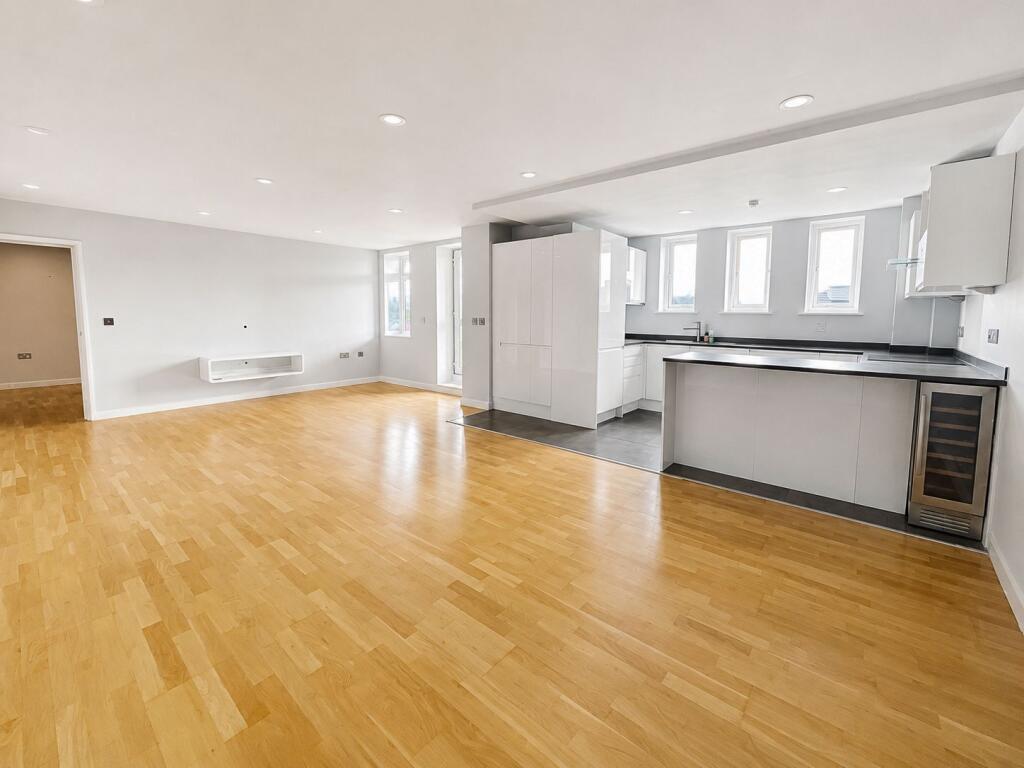 Apartment in Southend-on-Sea - View 5