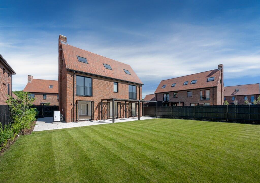 Alfold Gardens, 
Alfold, 
Cranleigh,
GU6 8BG photo 4