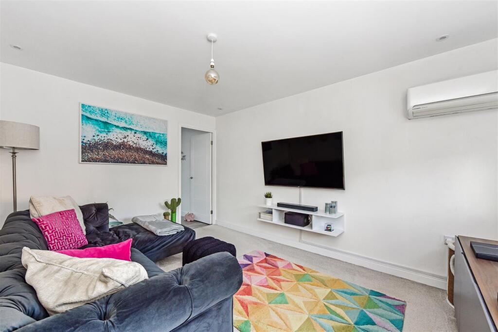 House in Havant, Waterlooville - View 2