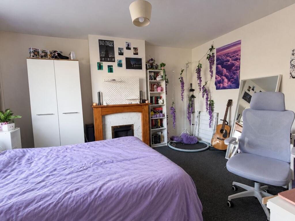 4 bedroom semi-detached house for rent