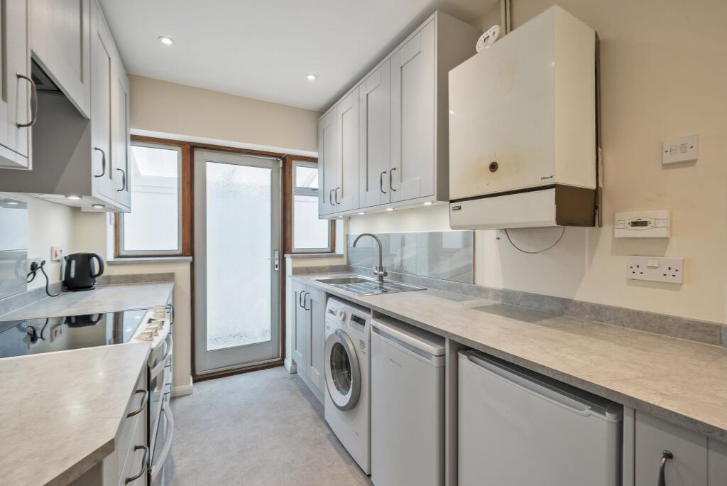 West Farm Close, Ashtead, KT21 photo 4