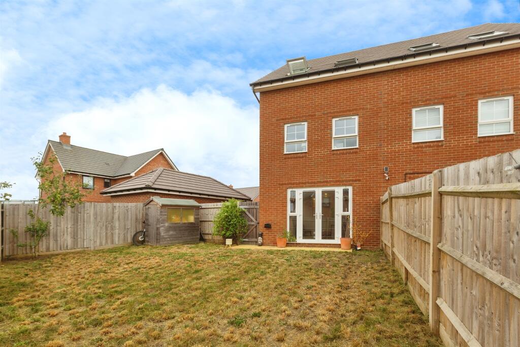 Armstrongs Fields, Broughton, Aylesbury photo 4